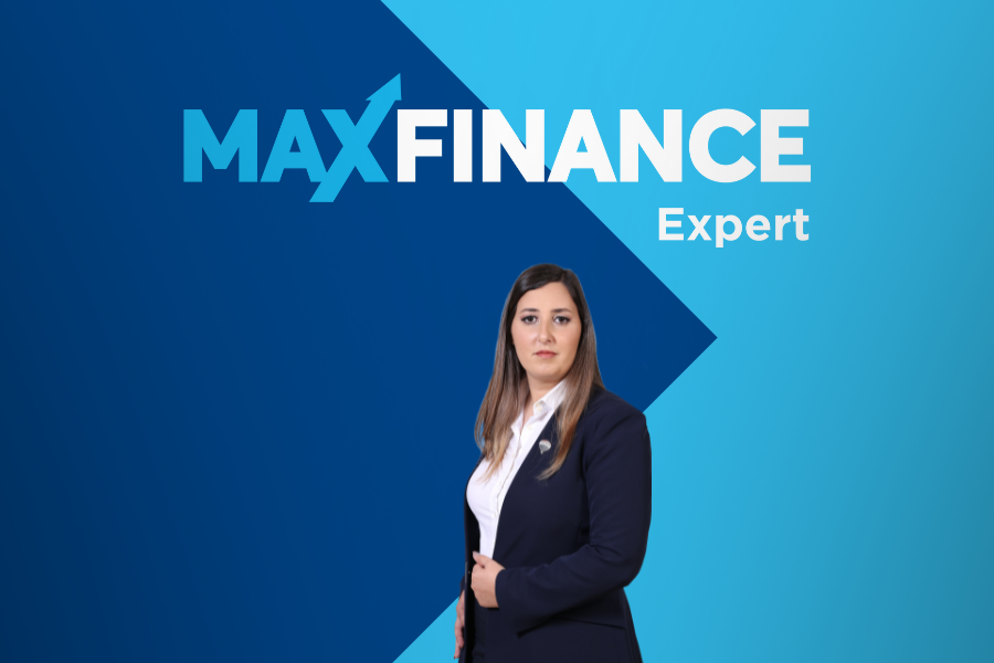 Profissional em frente ao logótipo da MaxFinance Expert, sobre fundo azul em tons degradé.