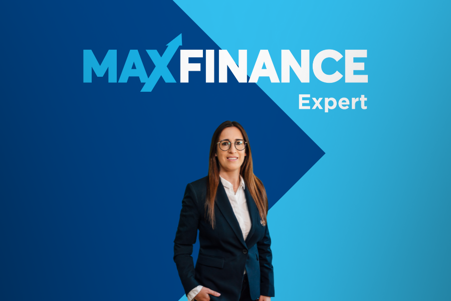 Profissional em frente ao logótipo da MaxFinance Expert, sobre fundo azul em tons degradé.