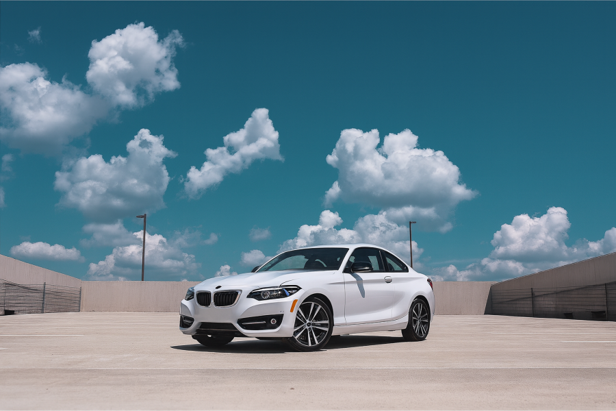 Carro branco estacionado num parque ao ar livre, representando crédito automóvel, financiamento e soluções de mobilidade.